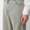 02 Jeans dritti dal taglio morbido