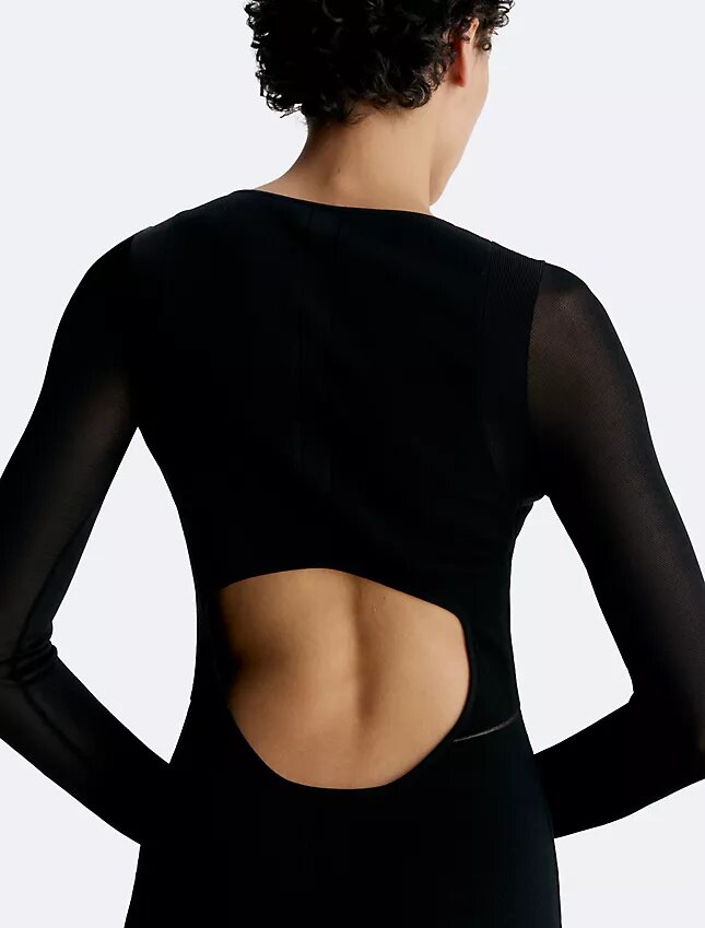 Abito lungo trasparente con cut-out sulla schiena Abito lungo trasparente con cut-out sulla schiena