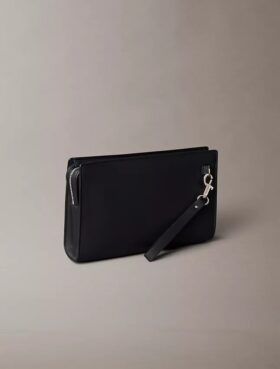 Astuccio con logo in rilievo