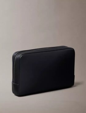 Astuccio con monogramma in rilievo