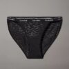 Bikini moderno con perizoma in pizzo