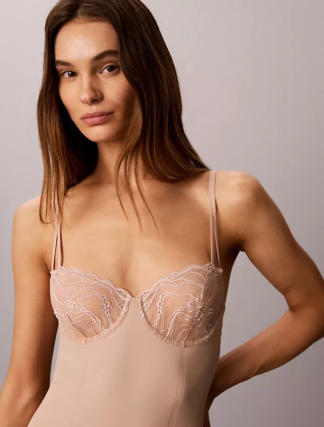 Body sensuale in pizzo elasticizzato Body sensuale in pizzo elasticizzato