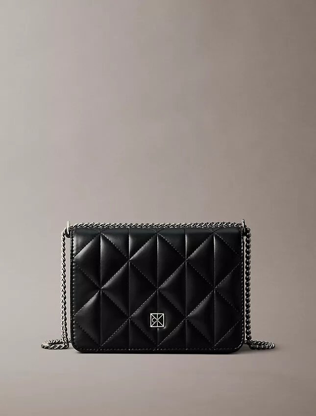 Borsa a catena mini con logo trapuntato Borsa a catena mini con logo trapuntato