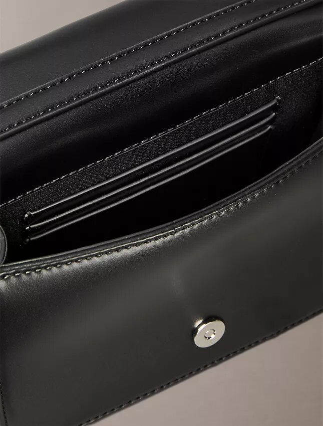 Borsa a catena mini con logo trapuntato Borsa a catena mini con logo trapuntato