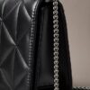 Borsa a catena mini con logo trapuntato Borsa a catena mini con logo trapuntato