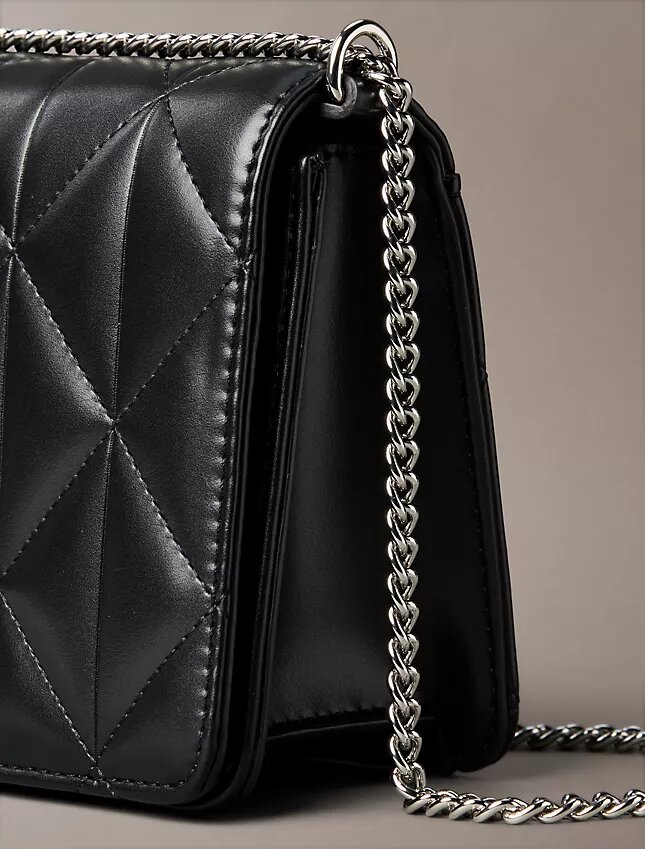 Borsa a catena mini con logo trapuntato Borsa a catena mini con logo trapuntato