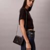 Borsa a catena mini con logo trapuntato Borsa a catena mini con logo trapuntato