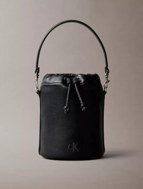 Borsa a secchiello con finitura martellata
