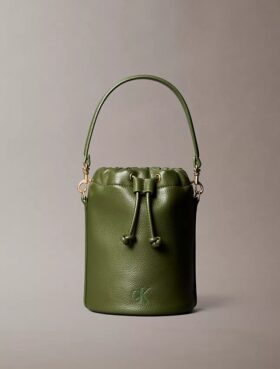 Borsa a secchiello con finitura martellata