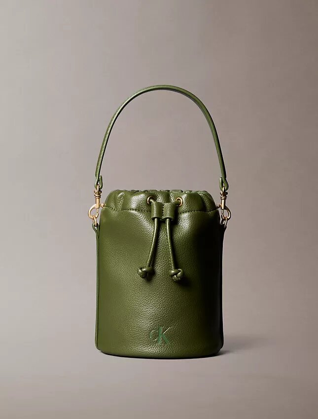 Borsa a secchiello con finitura martellata Borsa a secchiello con finitura martellata