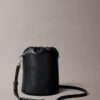 Borsa a secchiello con finitura martellata Borsa a secchiello con finitura martellata