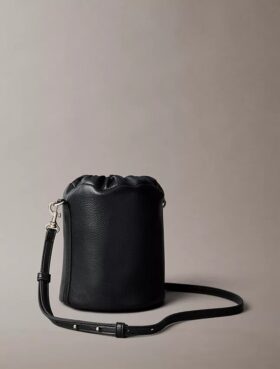 Borsa a secchiello con finitura martellata