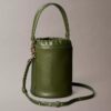Borsa a secchiello con finitura martellata Borsa a secchiello con finitura martellata