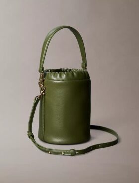 Borsa a secchiello con finitura martellata