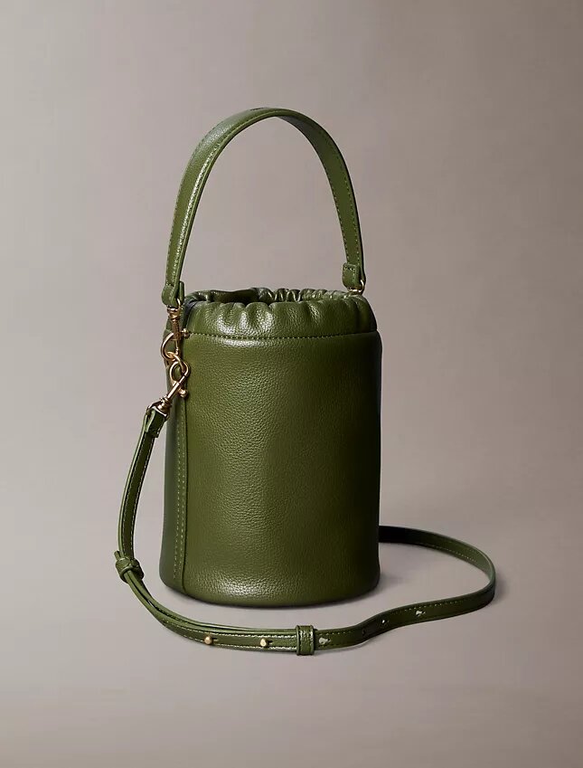 Borsa a secchiello con finitura martellata Borsa a secchiello con finitura martellata