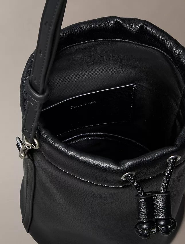Borsa a secchiello con finitura martellata Borsa a secchiello con finitura martellata