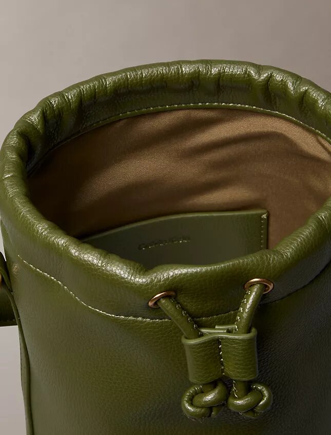 Borsa a secchiello con finitura martellata Borsa a secchiello con finitura martellata