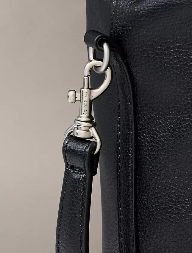 Borsa a secchiello con finitura martellata Borsa a secchiello con finitura martellata
