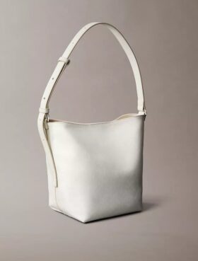 Borsa a secchiello con logo su tutta la superficie e pochette