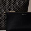 Borsa a secchiello con logo su tutta la superficie e pochette Borsa a secchiello con logo su tutta la superficie e pochette