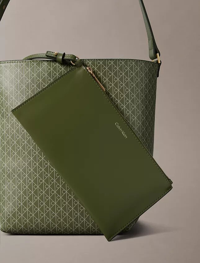 Borsa a secchiello con logo su tutta la superficie e pochette Borsa a secchiello con logo su tutta la superficie e pochette
