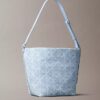 Borsa a secchiello in Denim con logo Emblem su tutta la superficie Borsa a secchiello in Denim con logo Emblem su tutta la superficie
