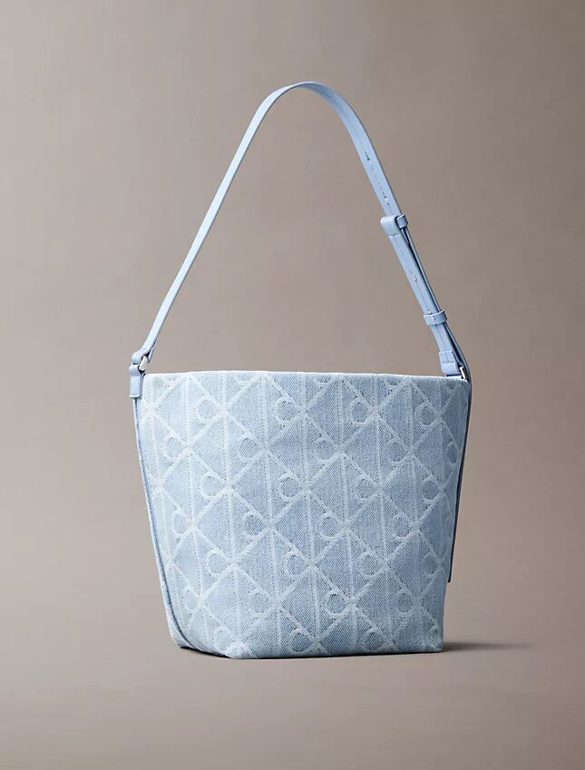 Borsa a secchiello in Denim con logo Emblem su tutta la superficie Borsa a secchiello in Denim con logo Emblem su tutta la superficie