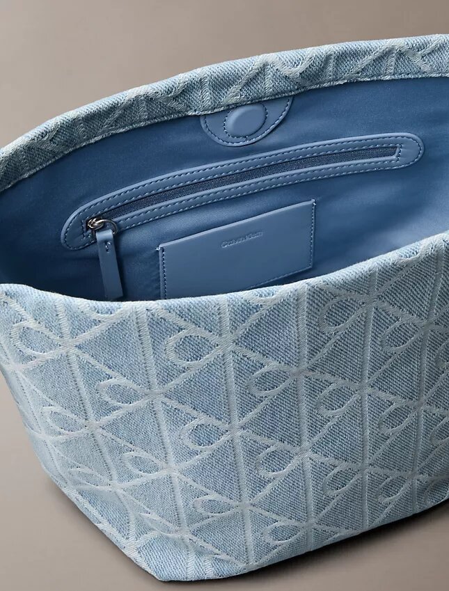 Borsa a secchiello in Denim con logo Emblem su tutta la superficie Borsa a secchiello in Denim con logo Emblem su tutta la superficie