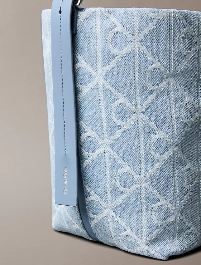 Borsa a secchiello in Denim con logo Emblem su tutta la superficie Borsa a secchiello in Denim con logo Emblem su tutta la superficie