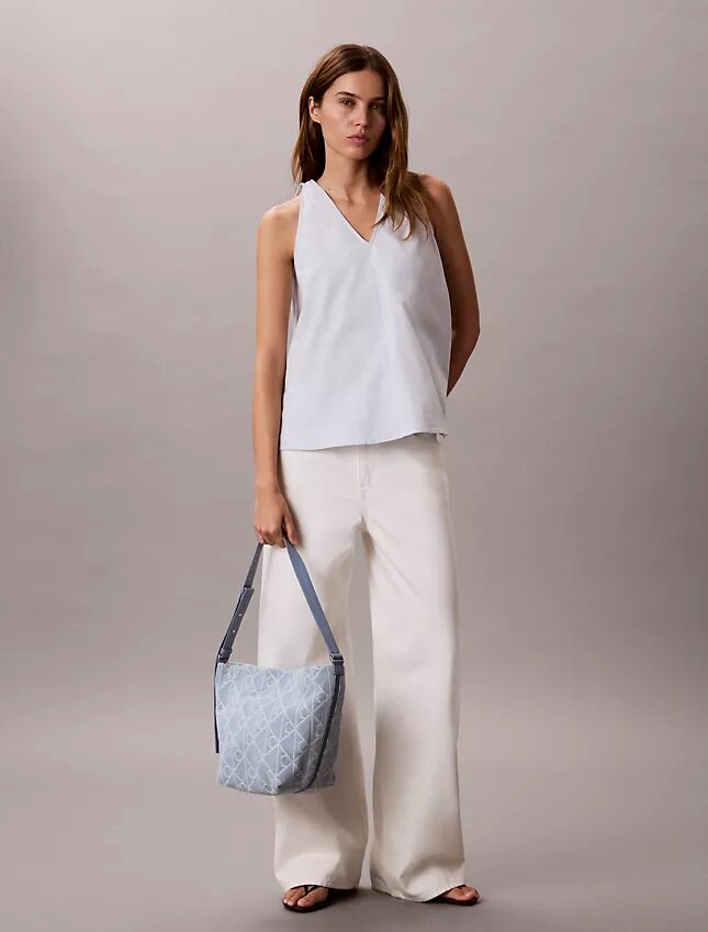 Borsa a secchiello in Denim con logo Emblem su tutta la superficie Borsa a secchiello in Denim con logo Emblem su tutta la superficie