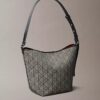 Borsa a secchiello in jacquard con logo su tutta la superficie e tasca interna Borsa a secchiello in jacquard con logo su tutta la superficie e tasca interna