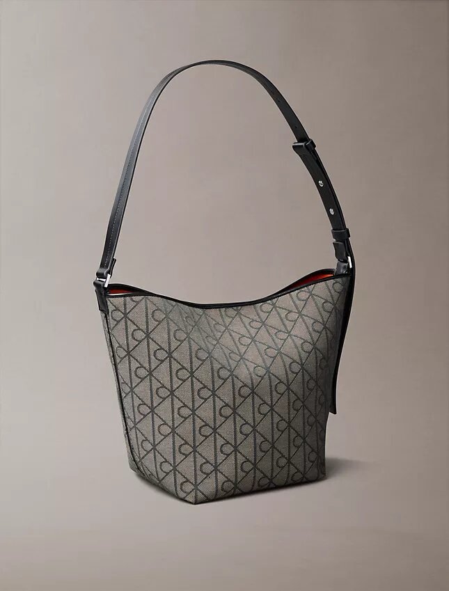 Borsa a secchiello in jacquard con logo su tutta la superficie e tasca interna Borsa a secchiello in jacquard con logo su tutta la superficie e tasca interna