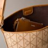 Borsa a secchiello in jacquard con logo su tutta la superficie e tasca interna Borsa a secchiello in jacquard con logo su tutta la superficie e tasca interna