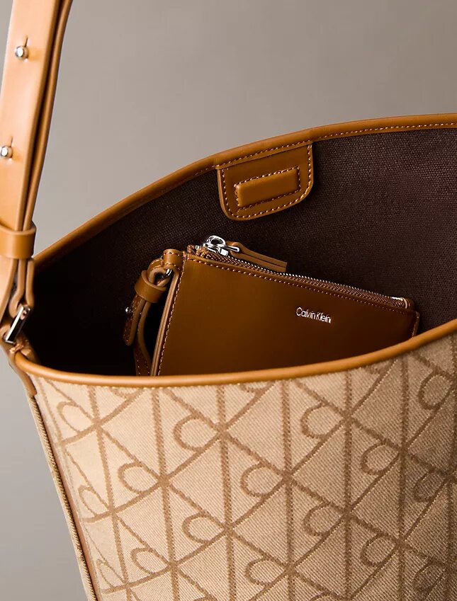 Borsa a secchiello in jacquard con logo su tutta la superficie e tasca interna Borsa a secchiello in jacquard con logo su tutta la superficie e tasca interna