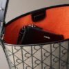 Borsa a secchiello in jacquard con logo su tutta la superficie e tasca interna Borsa a secchiello in jacquard con logo su tutta la superficie e tasca interna