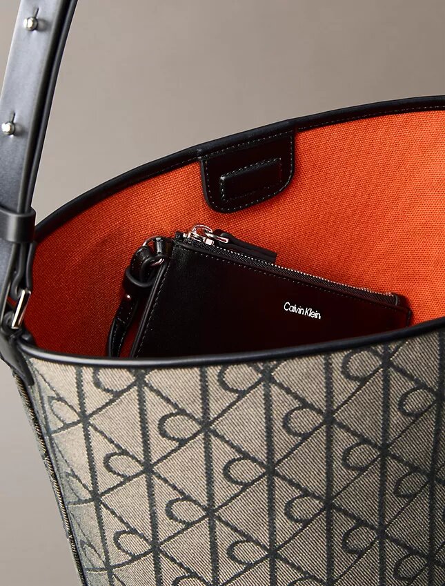 Borsa a secchiello in jacquard con logo su tutta la superficie e tasca interna Borsa a secchiello in jacquard con logo su tutta la superficie e tasca interna