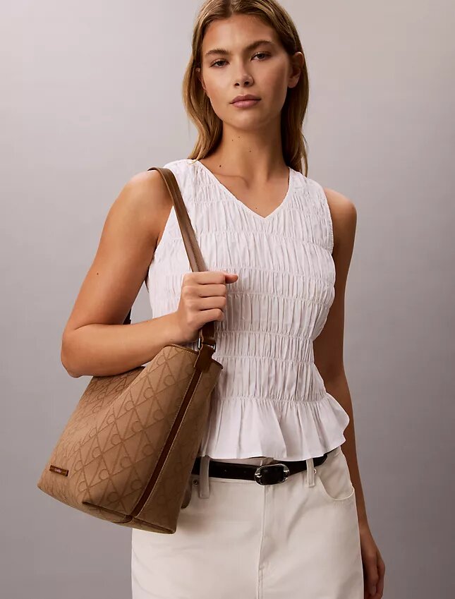 Borsa a secchiello in jacquard con logo su tutta la superficie e tasca interna Borsa a secchiello in jacquard con logo su tutta la superficie e tasca interna