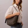 Borsa a secchiello in jacquard con logo su tutta la superficie e tasca interna Borsa a secchiello in jacquard con logo su tutta la superficie e tasca interna