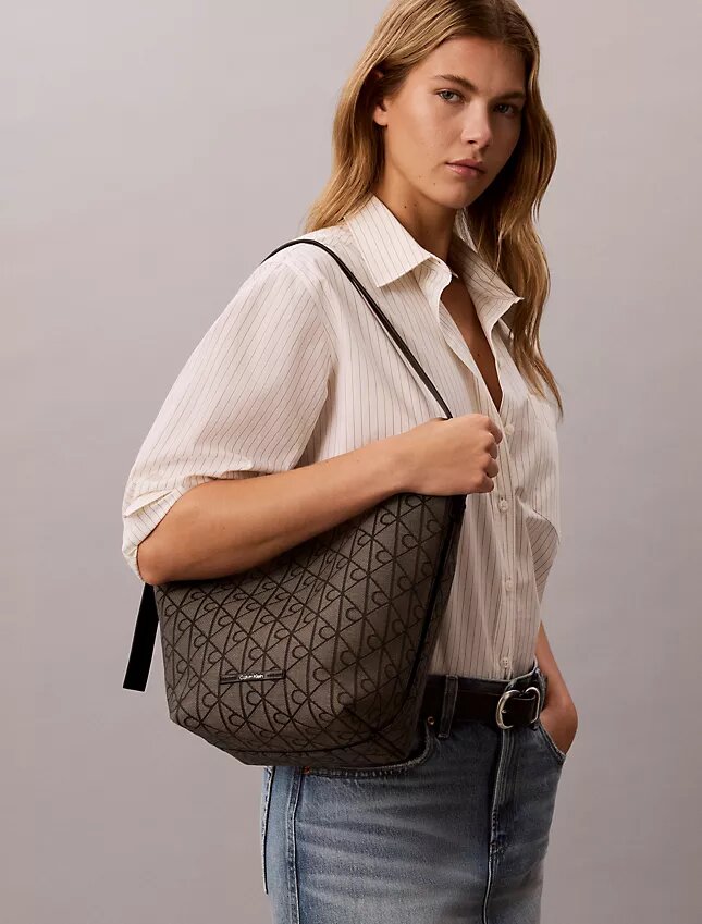 Borsa a secchiello in jacquard con logo su tutta la superficie e tasca interna Borsa a secchiello in jacquard con logo su tutta la superficie e tasca interna