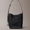 Borsa a secchiello in rete con emblema Borsa a secchiello in rete con emblema