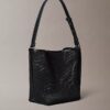 Borsa a secchiello in rete con emblema Borsa a secchiello in rete con emblema