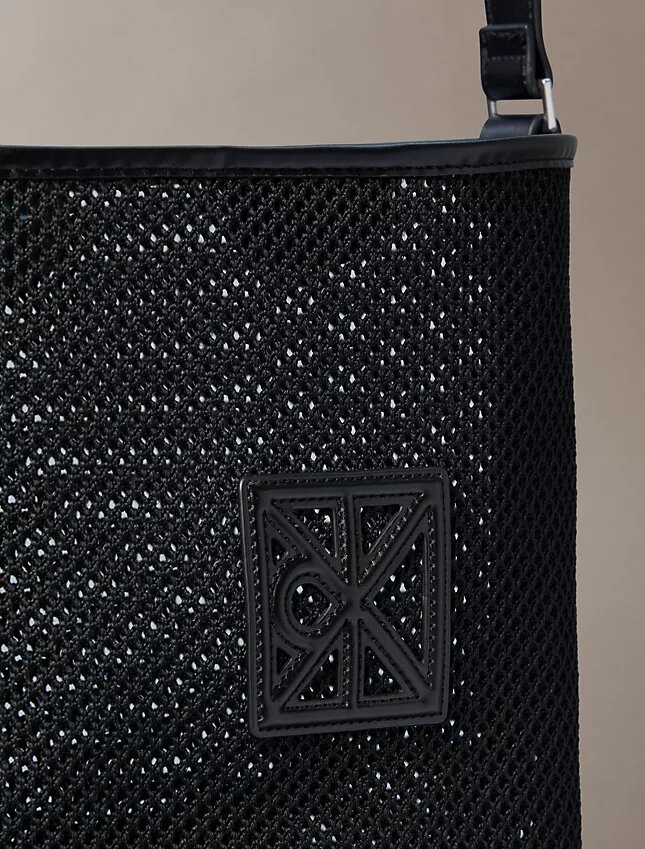 Borsa a secchiello in rete con emblema Borsa a secchiello in rete con emblema