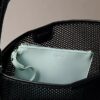 Borsa a secchiello in rete con emblema Borsa a secchiello in rete con emblema