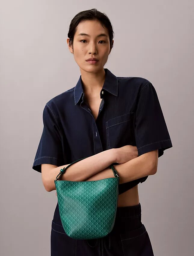 Borsa a secchiello piccola con logo su tutta la superficie e pochette Borsa a secchiello piccola con logo su tutta la superficie e pochette