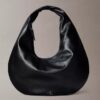 Borsa a tracolla a mezzaluna con finitura martellata Borsa a tracolla a mezzaluna con finitura martellata