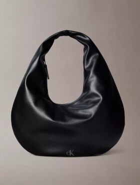 Borsa a tracolla a mezzaluna con finitura martellata