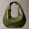 Borsa a tracolla a mezzaluna con finitura martellata Borsa a tracolla a mezzaluna con finitura martellata