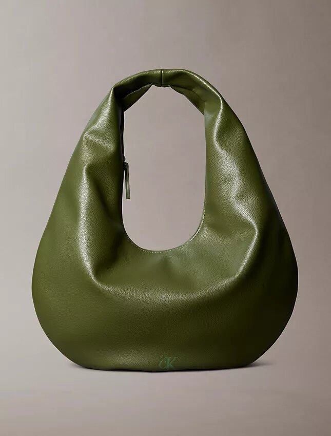Borsa a tracolla a mezzaluna con finitura martellata Borsa a tracolla a mezzaluna con finitura martellata