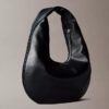 Borsa a tracolla a mezzaluna con finitura martellata Borsa a tracolla a mezzaluna con finitura martellata