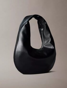 Borsa a tracolla a mezzaluna con finitura martellata